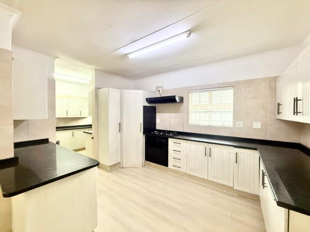 3 Bedroom Townhouse For Sale in Kameeldoringpark