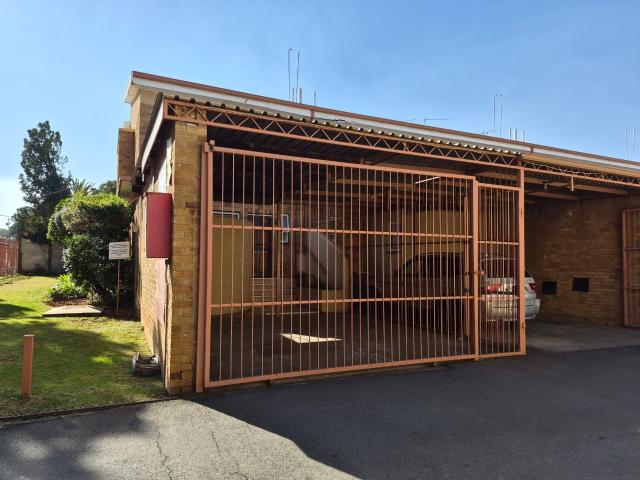 3 Bedroom Townhouse For Sale in Krugersdorp North