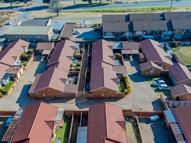 3 Bedroom Townhouse For Sale in Krugersdorp North