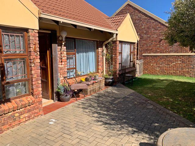 3 Bedroom Townhouse For Sale in Langenhovenpark