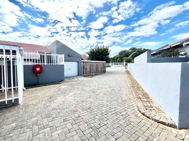3 Bedroom Townhouse For Sale in Langenhovenpark