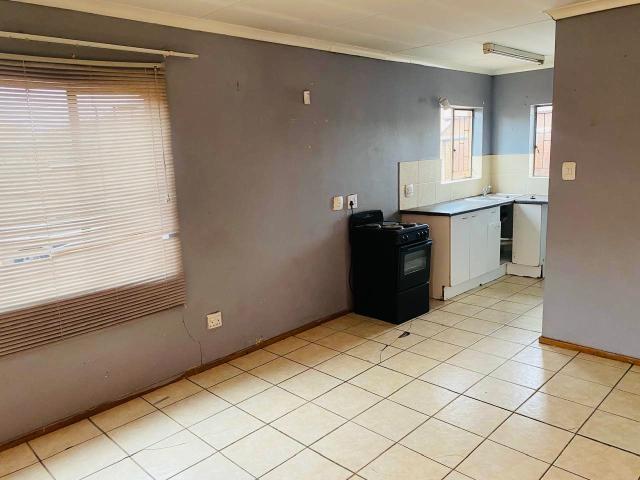 3 Bedroom Townhouse For Sale in Protea Glen