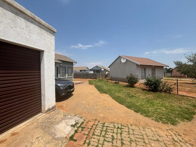 3 Bedroom Townhouse For Sale in Roodepan