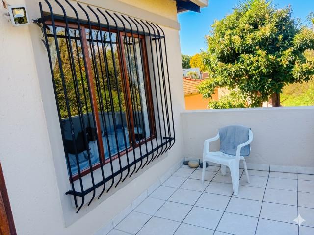 3 Bedroom Townhouse For Sale in Rooihuiskraal North