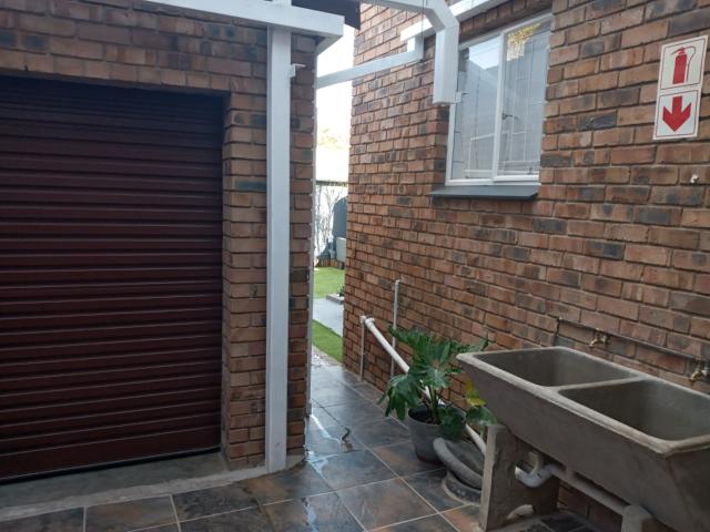 3 Bedroom Townhouse For Sale in Sterpark