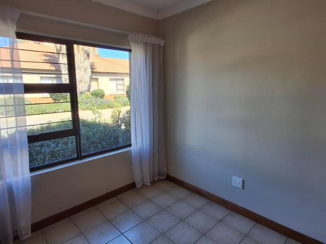 3 Bedroom Townhouse For Sale in Sinoville