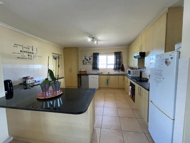 3 Bedroom Townhouse For Sale in Tafelzicht