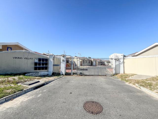 3 Bedroom Townhouse For Sale in Thornton