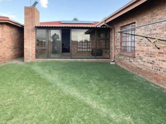 3 Bedroom Townhouse For Sale in Vaalpark
