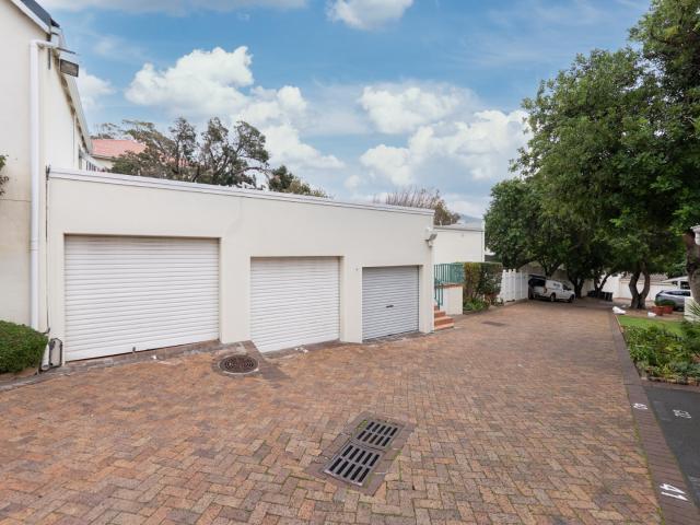 3 Bedroom Townhouse For Sale in Vredehoek