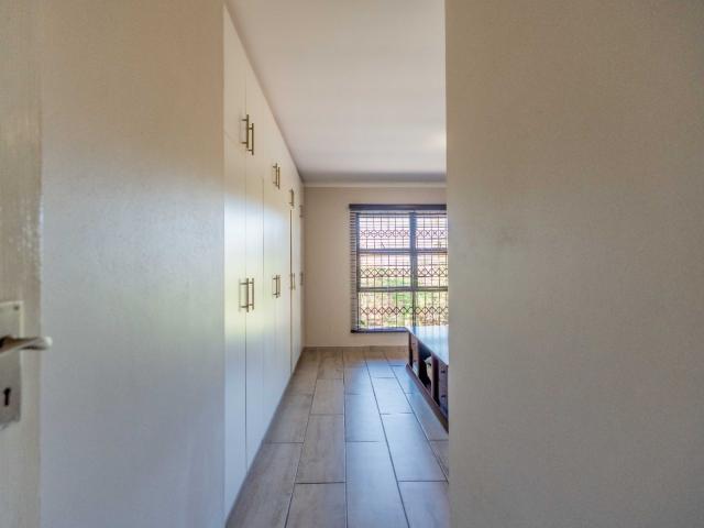 3 Bedroom Townhouse For Sale in Waterfall
