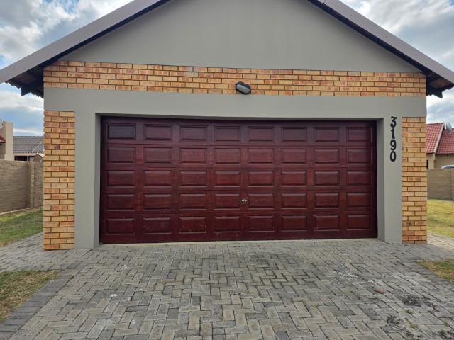 3 Bedroom Townhouse For Sale in Waterkloof Hill Estate