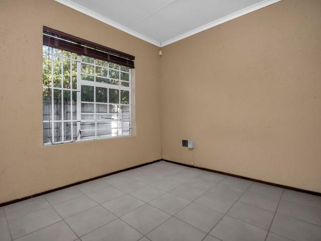3 Bedroom Townhouse For Sale in Wilgeheuwel