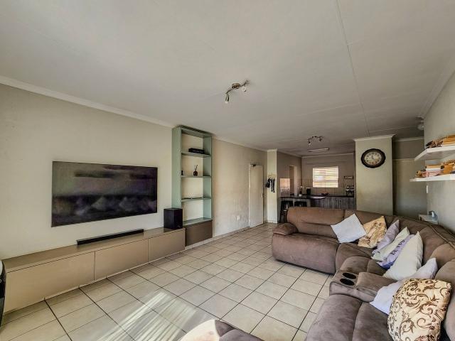 3 Bedroom Townhouse For Sale in Wilgeheuwel