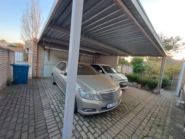 3 Bedroom Townhouse For Sale in Willow Park Manor