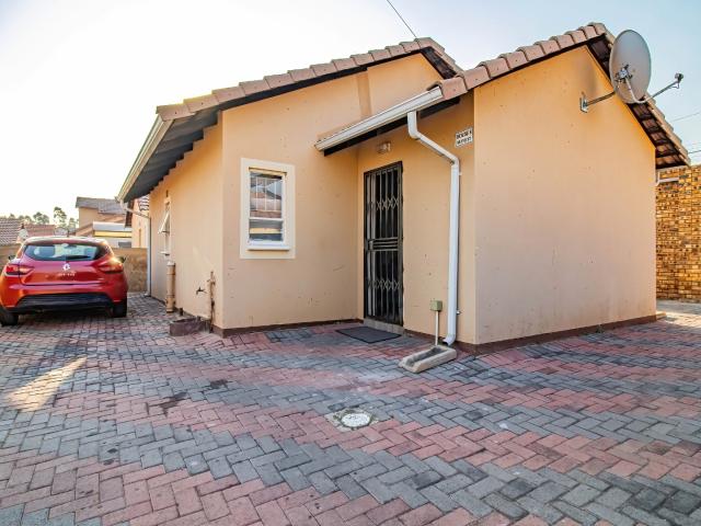 3 Bedroom Townhouse For Sale in Witpoortjie