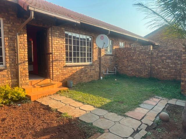 3 Bedroom Townhouse For Sale in Zwartkop