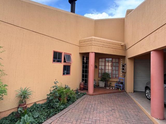 3 Bedroom townhouse freehold for sale in Vanderbijlpark SE 3