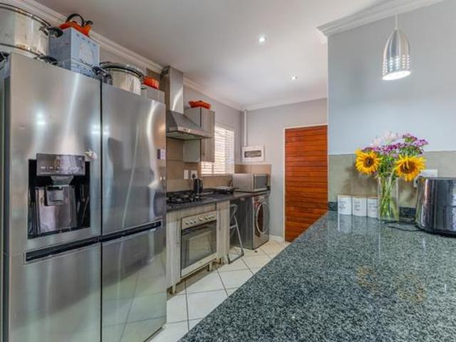 3 Bedroom Townhouse in Mooikloof Ridge