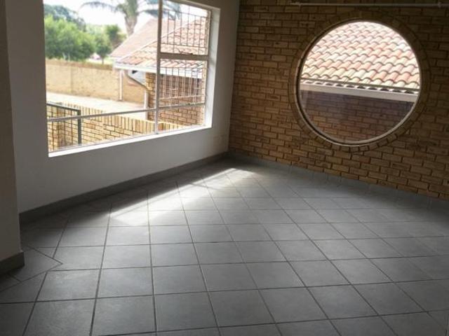 3 Bedroom Townhouse in Noordheuwel