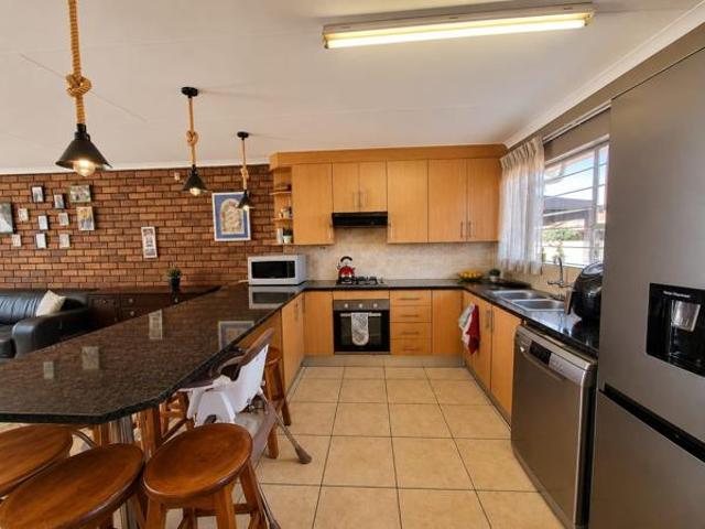 3 Bedroom Townhouse in Noordheuwel
