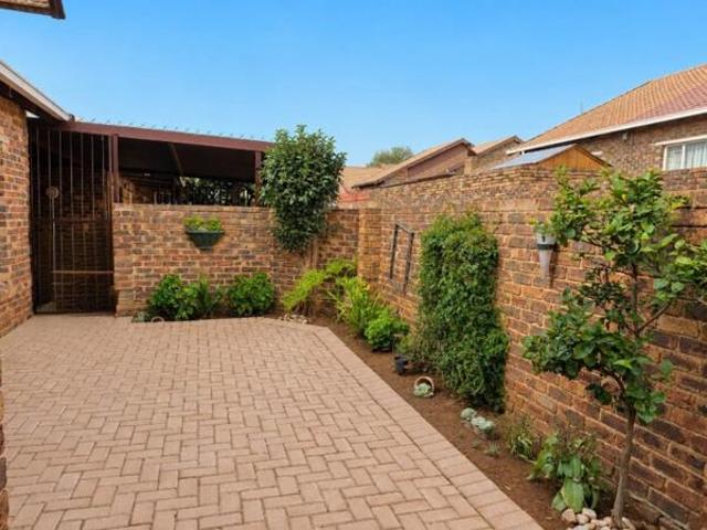 3 Bedroom Townhouse in Noordheuwel