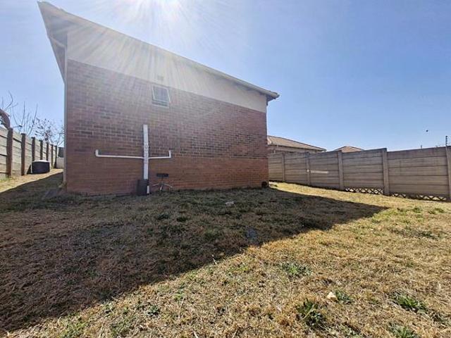 3 Bedroom Townhouse in Olievenhoutbosch