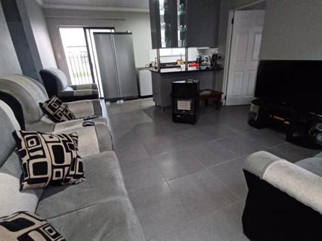 3 Bedroom Townhouse in Bloemspruit
