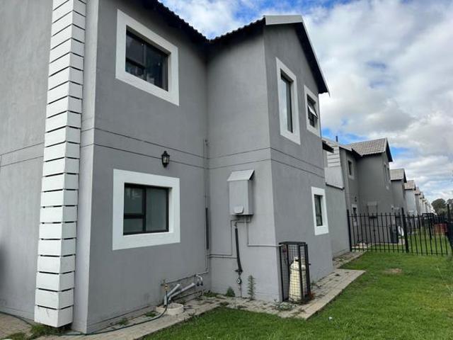 3 Bedroom Townhouse in Bloemspruit