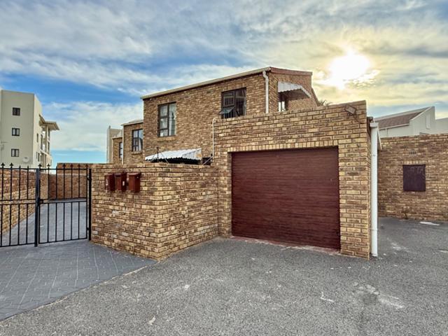3 Bedroom Townhouse in Bloubergrant
