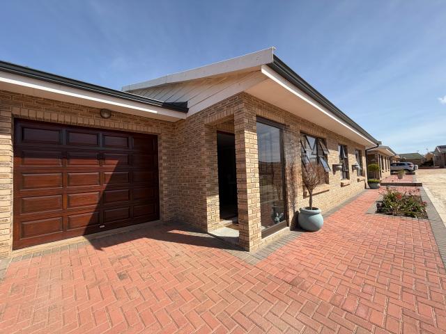 3 Bedroom Townhouse in Central Jeffreys Bay