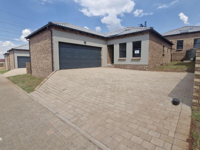 3 Bedroom Townhouse in Die Heuwel