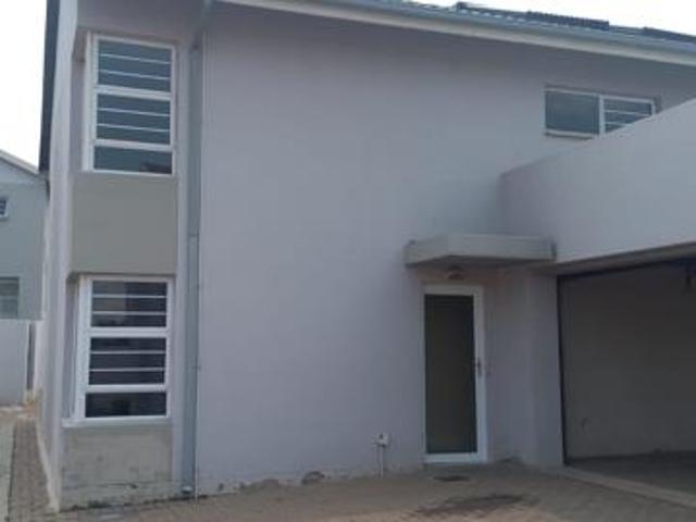 3 Bedroom Townhouse in Die Heuwel Ext 4