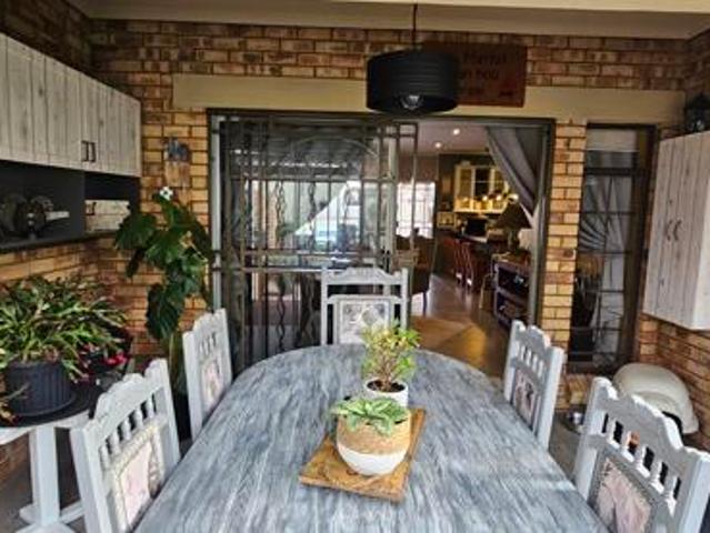 3 Bedroom Townhouse in Die Hoewes
