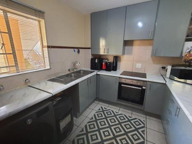 3 Bedroom Townhouse in Die Hoewes