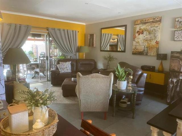 3 Bedroom Townhouse in Die Hoewes