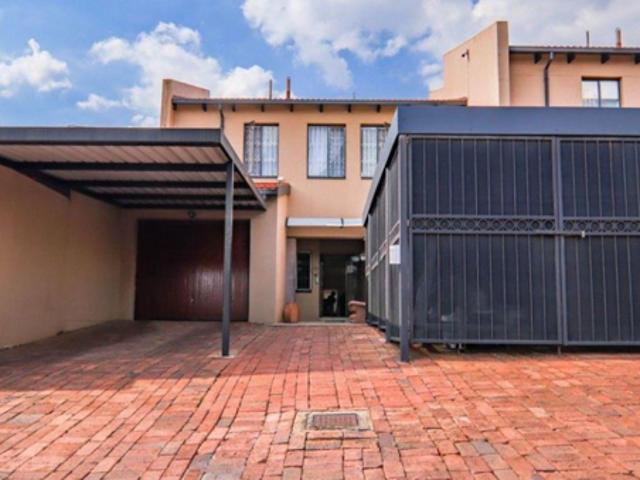 3 Bedroom Townhouse in Die Hoewes