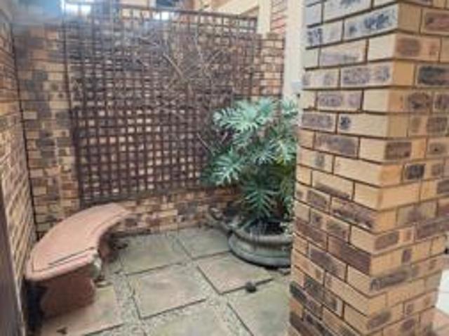 3 Bedroom Townhouse in Die Hoewes