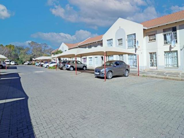 3 Bedroom Townhouse in Die Hoewes