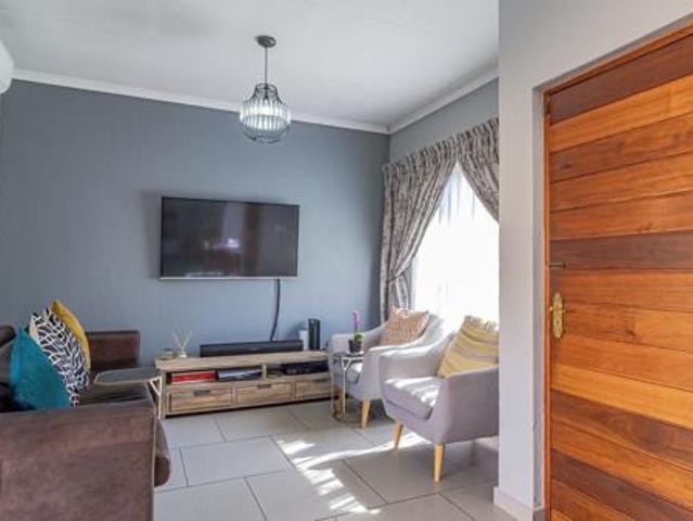 3 Bedroom Townhouse in Die Hoewes