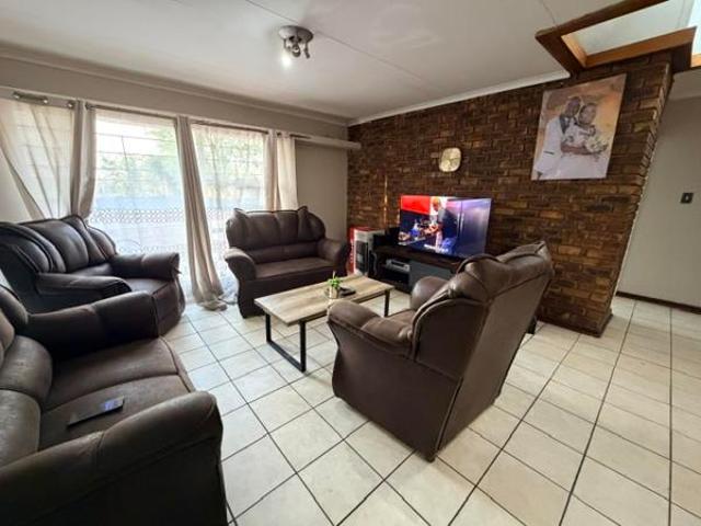 3 Bedroom Townhouse in Die Hoewes