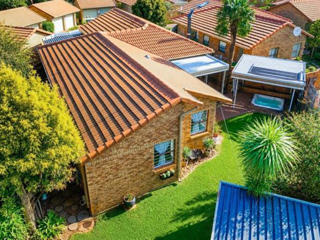 3 Bedroom Townhouse in Die Hoewes