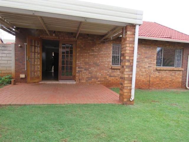 3 Bedroom Townhouse in Die Hoewes