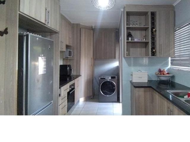 3 Bedroom Townhouse in Die Hoewes