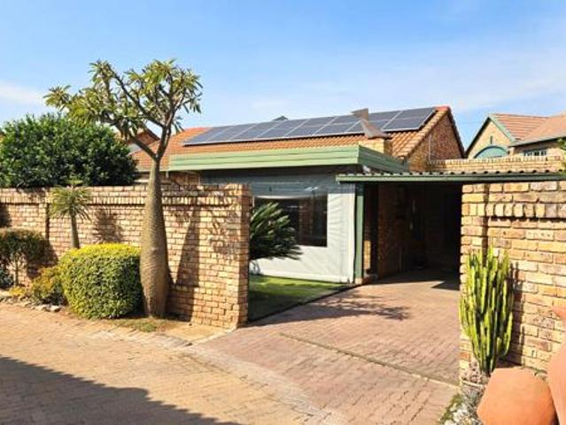 3 Bedroom Townhouse in Die Hoewes