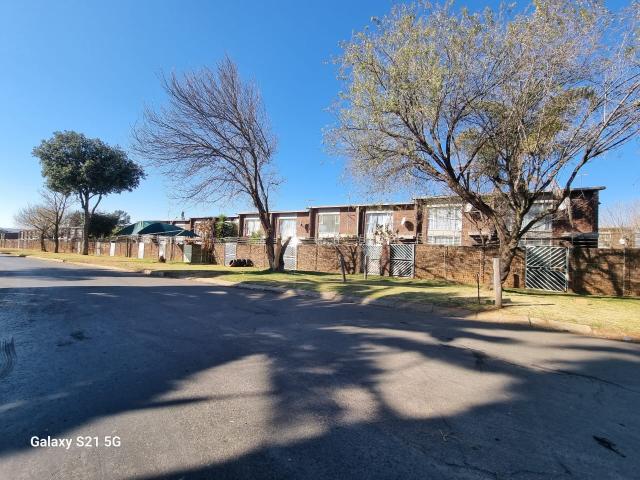 3 Bedroom Townhouse in Grobler Park