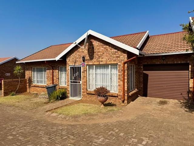 3 Bedroom Townhouse in Grobler Park