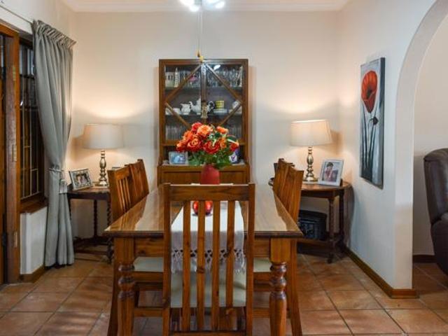 3 Bedroom Townhouse in Hayfields