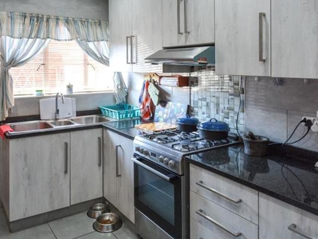 3 Bedroom Townhouse in Hayfields