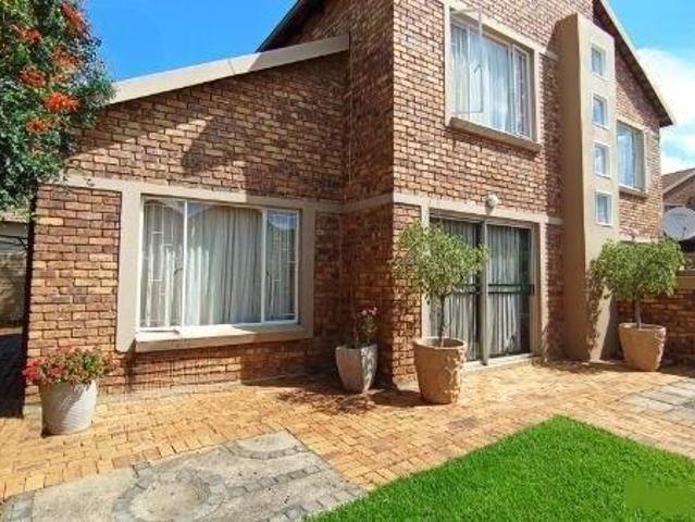 3 Bedroom Townhouse in Heuwelsig Estate